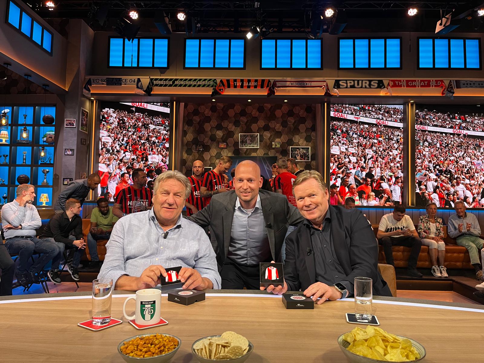 Jan Boskamp ontvangt allereerste Feyenoord Kampioenshirt 1924 in Zilver